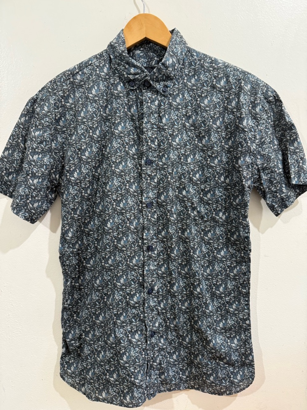 UNÍS  Men's Short-Sleeve Button-Down Shirt in Dark Blue Floral Print